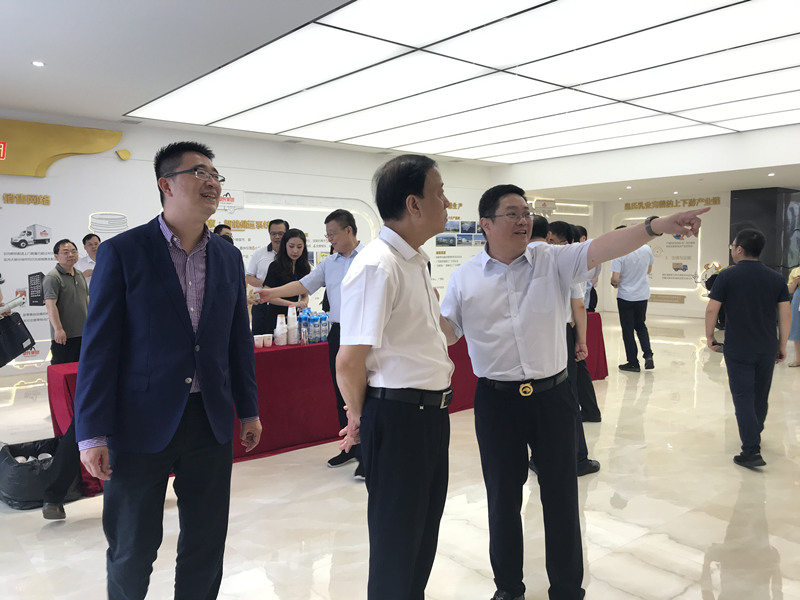 全國(guó)人大常委會(huì)副委員長(zhǎng)、九三學(xué)社中央主席武維華蒞臨皇氏集團(tuán)參觀考察