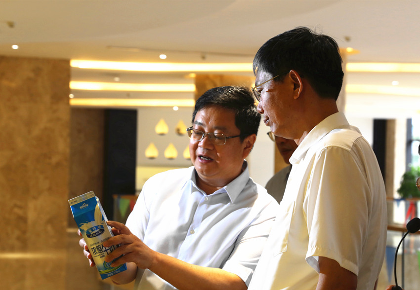 廣西壯族自治區(qū)人民政府副主席、黨組成員費志榮蒞臨皇氏集團參觀調(diào)研