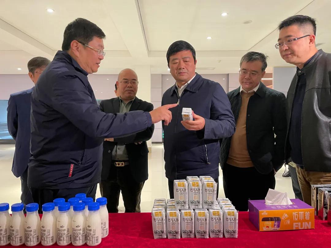 廣西壯族自治區(qū)副主席、黨組成員方春明率調(diào)研組一行蒞臨皇氏集團(tuán)開展水牛奶產(chǎn)業(yè)深入調(diào)研