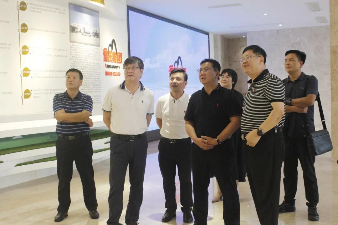 大理州人民政府黨組成員、一級巡視員吉向陽率考察組蒞臨皇氏集團考察調研
