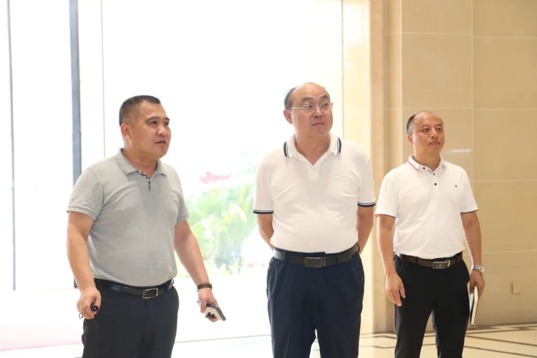 遵義市委統(tǒng)戰(zhàn)部副部長、市工商聯(lián)黨組書記吳疆蒞臨皇氏集團遵義乳業(yè)調(diào)研指導(dǎo)