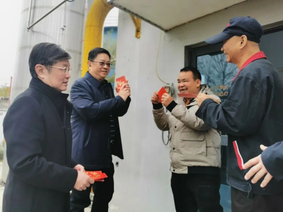 聲聲問(wèn)候傳真情，濃濃關(guān)懷暖人心丨皇氏集團(tuán)領(lǐng)導(dǎo)新春慰問(wèn)在崗員工