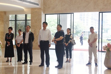 2022年11月10日，自治區(qū)政協(xié)副主席、黨組成員費志榮蒞臨皇氏集團黨支部