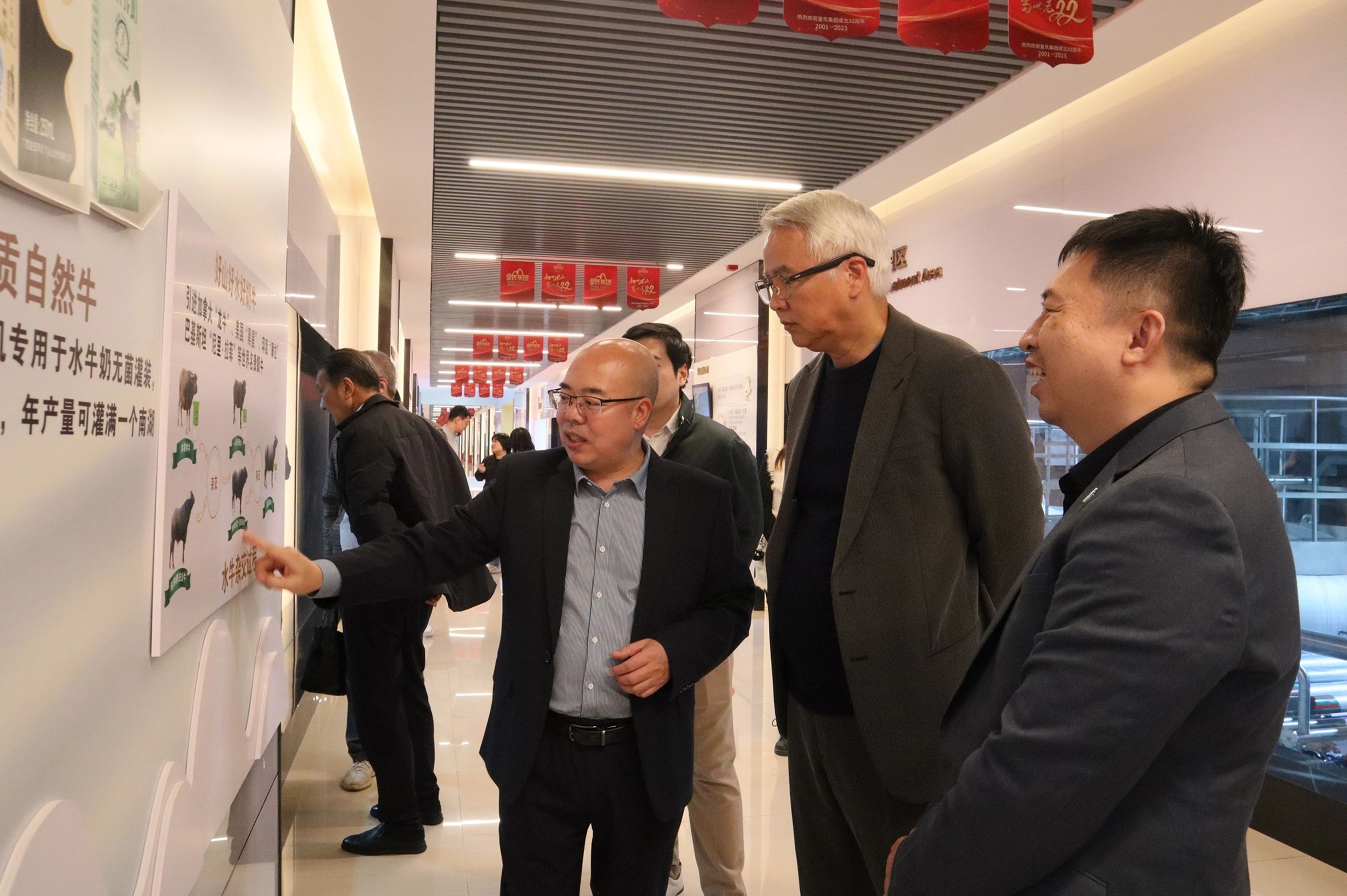 上海達(dá)爾威公司董事長(zhǎng)林瑞陽(yáng)、G70環(huán)球家族辦公室中國(guó)區(qū)首席執(zhí)行官史贊侖一行到訪(fǎng)皇氏集團(tuán)考察調(diào)研