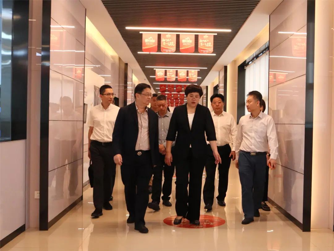 廣西南寧市委常委、統(tǒng)戰(zhàn)部部長、副市長張自英到訪皇氏集團(tuán)開展經(jīng)濟(jì)發(fā)展調(diào)研服務(wù)