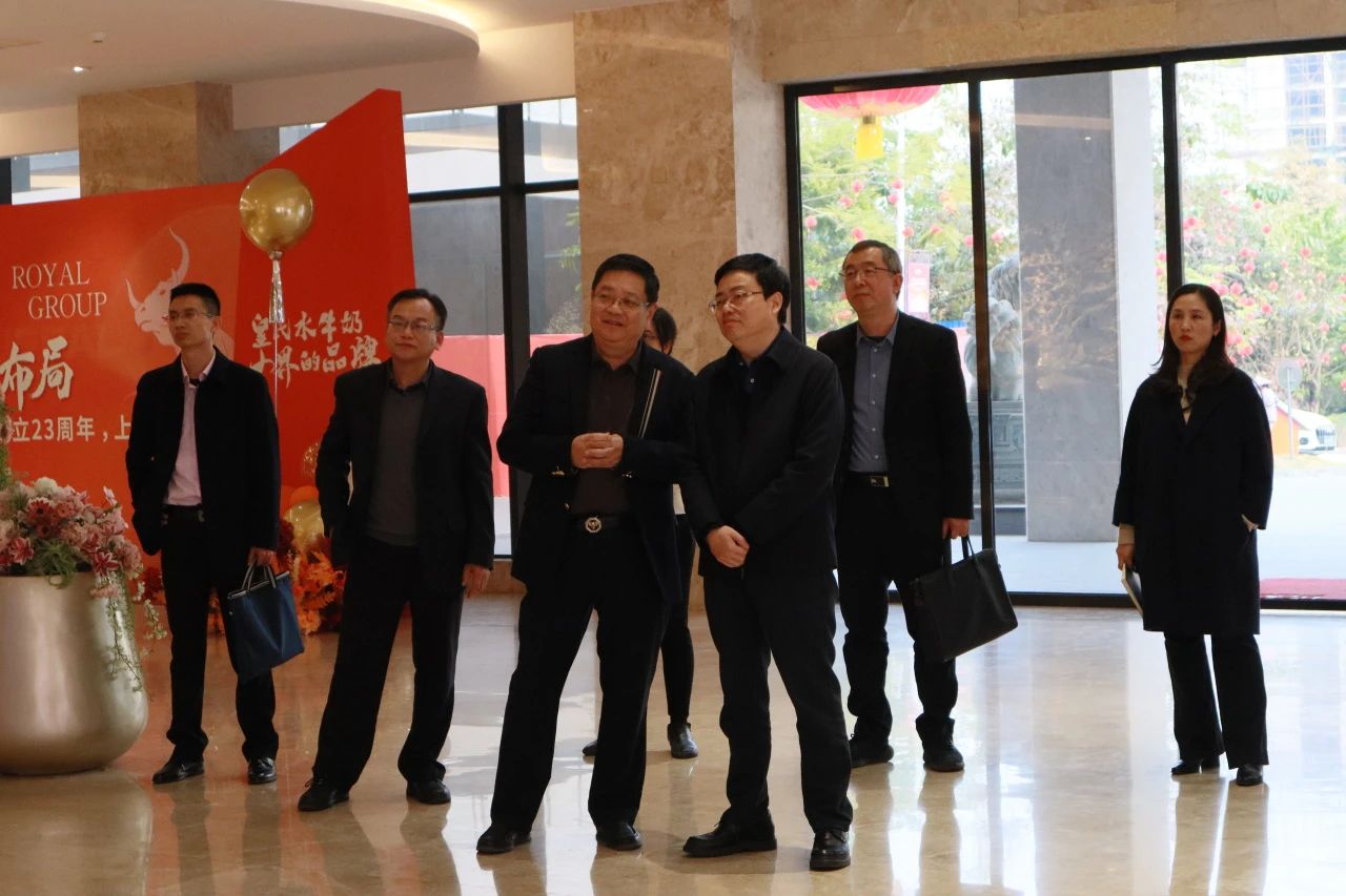 中國郵政儲蓄銀行廣西區(qū)分行黨委書記、行長曾創(chuàng)新到皇氏集團調研指導