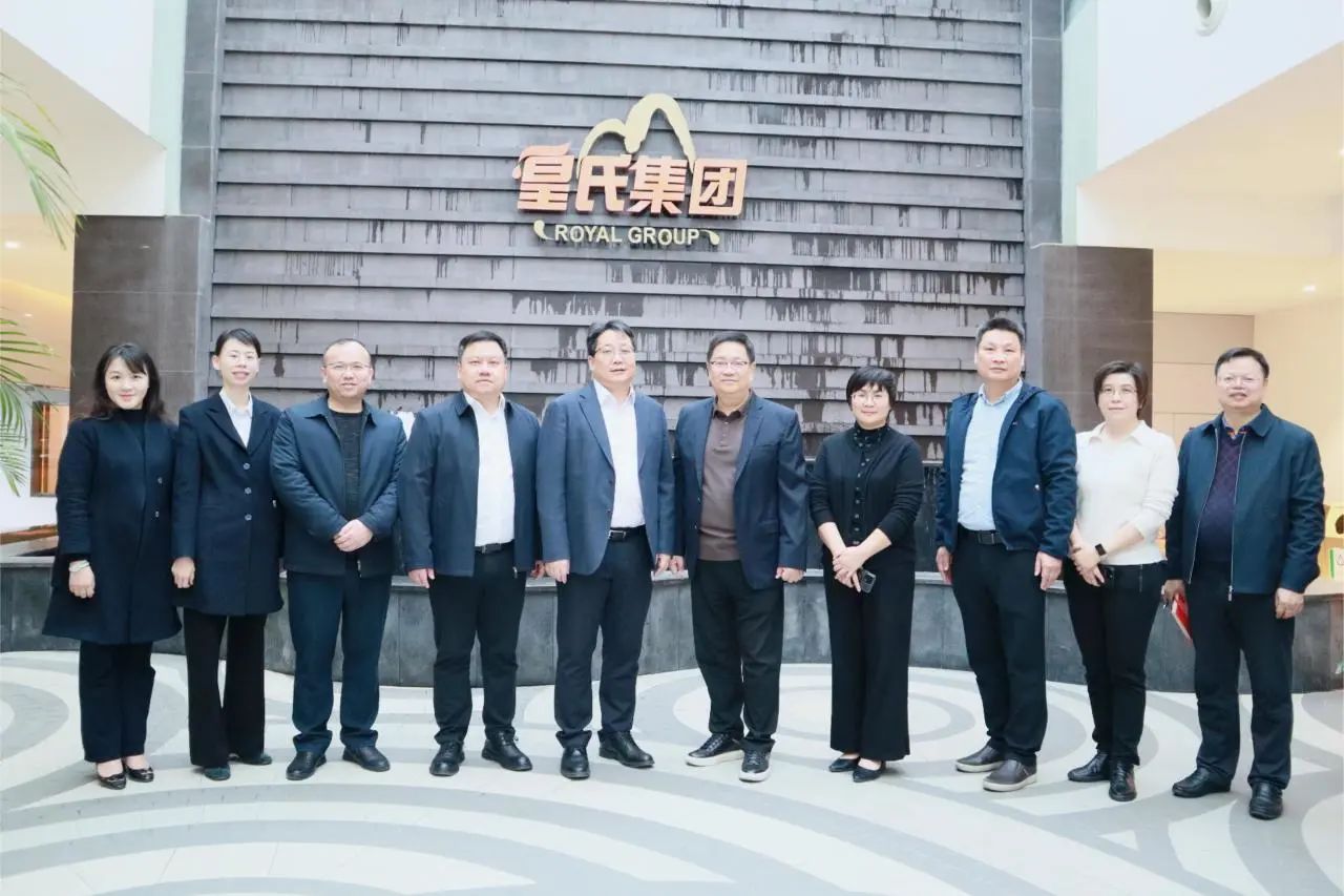 中國銀行廣西區(qū)分行副行長、南寧分行行長曹耀鋒到皇氏集團(tuán)調(diào)研指導(dǎo)