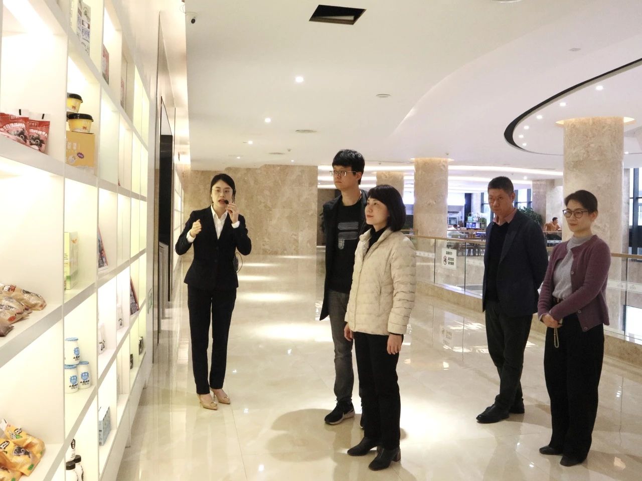 南寧市工業(yè)和信息化局局長張麗到皇氏集團調(diào)研